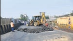 Mumbai, India - November 09, 2022: BMC workers commence repair and maintenance work of Gokhale Bridge, at Andheri, in Mumbai, India, on Wednesday, November 09, 2022. (Photo by Vijay Bate/HT Photo) (HT PHOTO) Mumbai, India - November 09, 2022: BMC workers commence repair and maintenance work of Gokhale Bridge, at Andheri, in Mumbai, India, on Wednesday, November 09, 2022. (Photo by Vijay Bate/HT Photo) (HT PHOTO)