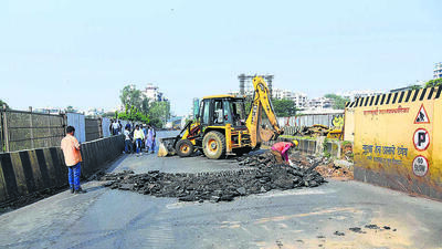 Mumbai, India - November 09, 2022: BMC workers commence repair and maintenance work of Gokhale Bridge, at Andheri, in Mumbai, India, on Wednesday, November 09, 2022. (Photo by Vijay Bate/HT Photo) (HT PHOTO)