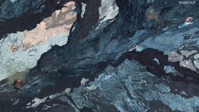 Recorded on July 15, 2022, satellite images of Hawaii's Mauna Loa showed rifts in the volcano. “Based on past events, the early stages of a Mauna Loa rift zone eruption can be very dynamic, and the location and advance of lava flows can change rapidly,” the USGS warned. (Maxar Technologies / REUTERS) Recorded on July 15, 2022, satellite images of Hawaii's Mauna Loa showed rifts in the volcano. “Based on past events, the early stages of a Mauna Loa rift zone eruption can be very dynamic, and the location and advance of lava flows can change rapidly,” the USGS warned. (Maxar Technologies / REUTERS)