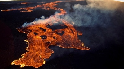 The Mauna Loa volcano erupted on the island of Hawaii on March 25, 1984, almost 40 years before it erupted again in November 2022. (USGS / REUTERS File) The Mauna Loa volcano erupted on the island of Hawaii on March 25, 1984, almost 40 years before it erupted again in November 2022. (USGS / REUTERS File)