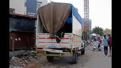An unknown truck rammed a pickup vehicle on Bhumkar bridge, before Navle bridge on Wednesday, November 30, 2022. (HT photo/ Ravindra Joshi)