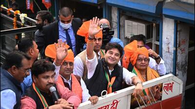 Union minister Jyotiraditya Scindia during a road show for the MCD election campaign at Mandoli Shahdara, in New Delhi on Wednesday. (Vipin Kumar/HT Photo) Union minister Jyotiraditya Scindia during a road show for the MCD election campaign at Mandoli Shahdara, in New Delhi on Wednesday. (Vipin Kumar/HT Photo)