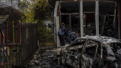 Russia-Ukraine War: Residents check the damage of a shop destroyed during a Russian attack in Kherson. (AP) Russia-Ukraine War: Residents check the damage of a shop destroyed during a Russian attack in Kherson. (AP)