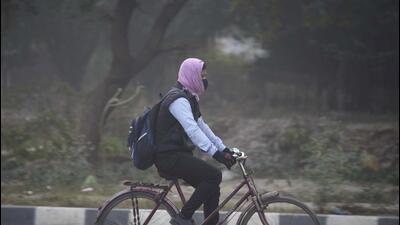 Gurugram, India-November 30: Commuters travel on the Delhi-Gurugram expressway amid cold and smoggy weather near Rajiv Chowk, in Gurugram, India, on Wednesday 30 November 2022. (Photo by Parveen Kumar/Hindustan Times) Gurugram, India-November 30: Commuters travel on the Delhi-Gurugram expressway amid cold and smoggy weather near Rajiv Chowk, in Gurugram, India, on Wednesday 30 November 2022. (Photo by Parveen Kumar/Hindustan Times)
