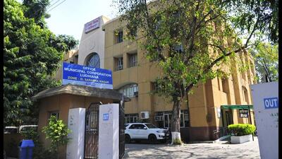 The Ludhiana MC General House had approved a resolution to regularise jobs of 3,542 contractual employees (sweepers and sewermen) during its meeting held in October. (HT FILE PHOTO)