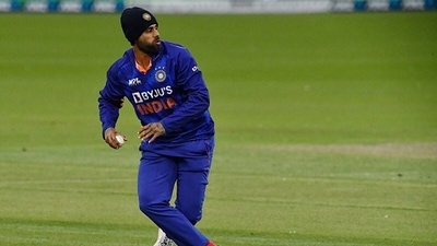 Suryakumar Yadav fields wearing a beanie during the 3rd India vs New Zealand ODI (Getty) Suryakumar Yadav fields wearing a beanie during the 3rd India vs New Zealand ODI (Getty)