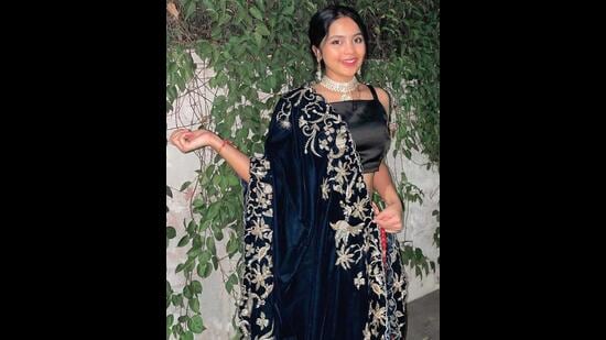 Muskkan Rawat styled a black velvet dupatta with her ethnic outfit