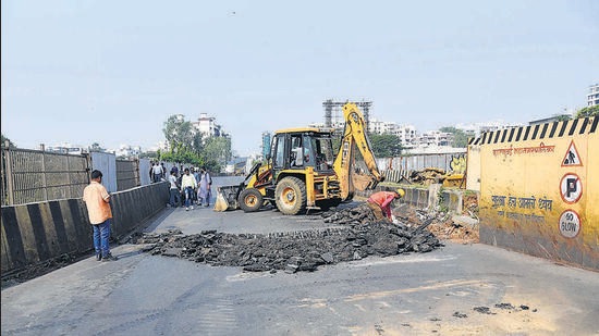 Mumbai, India - November 09, 2022: BMC workers commence repair and maintenance work of Gokhale Bridge, at Andheri, in Mumbai, India, on Wednesday, November 09, 2022. (Photo by Vijay Bate/HT Photo) (HT PHOTO) Mumbai, India - November 09, 2022: BMC workers commence repair and maintenance work of Gokhale Bridge, at Andheri, in Mumbai, India, on Wednesday, November 09, 2022. (Photo by Vijay Bate/HT Photo) (HT PHOTO)