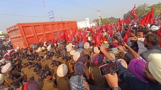 Farmers protesting outside Punjab chief minister Bhagwant Mann's rented accommodation.(HT)