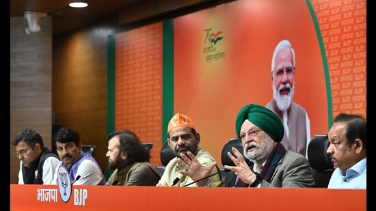 New Delhi, India - Nov. 30, 2022 : (L TO R ) BJP MPs Parvesh Sahib Singh Verma, Manoj Tiwari, Hans Raj Hans, Ramesh Bidhuri, Union Minister Hardeep Singh Puri, and Harsh Vardhan, during a press conference at BJP HQ in New Delhi, India, on Wednesday, November 30, 2022. (Photo by Arvind Yadav/ Hindustan Times) (Hindustan Times)