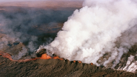 In this file photo, a gaseous cloud rises from the crater of Mauna Loa (centre) on the island of Hawaii on April 04, 1984. (John Swart / AP File)