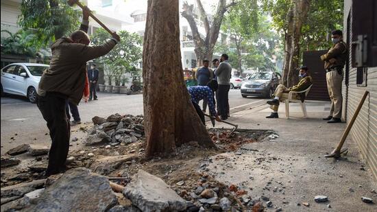 Civic teams destroy encroachments, a key concern in most affluent areas, in Vasant Vihar. (Amal KS/HT Photo)