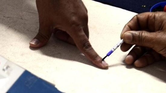 A polling officer applies indelible ink on a voter’s finger. (HT File Photo) A polling officer applies indelible ink on a voter’s finger. (HT File Photo)