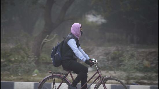 Gurugram, India-November 30: Commuters travel on the Delhi-Gurugram expressway amid cold and smoggy weather near Rajiv Chowk, in Gurugram, India, on Wednesday 30 November 2022. (Photo by Parveen Kumar/Hindustan Times)