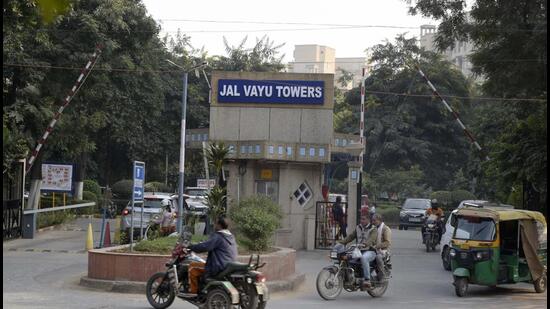 Jal Vayu Tower in Sector 56 on Wednesday. The suspect, who was taken on two-day police remand, was brought here on Tuesday afternoon to recover the car which he and his associate had used to allegedly kidnap a 12-year-old boy from near a park. (Parveen Kumar/HT Photo) Jal Vayu Tower in Sector 56 on Wednesday. The suspect, who was taken on two-day police remand, was brought here on Tuesday afternoon to recover the car which he and his associate had used to allegedly kidnap a 12-year-old boy from near a park. (Parveen Kumar/HT Photo)
