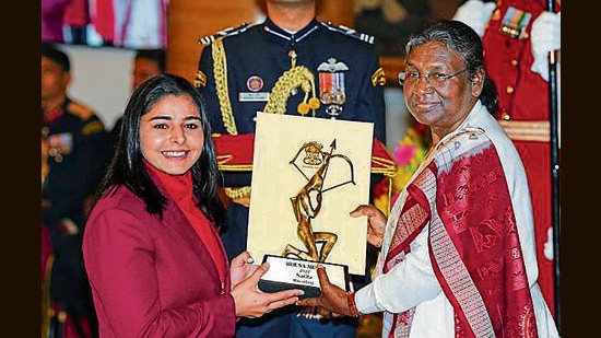 President Droupadi Murmu presents Arjuna Award to Haryana’s wrestler Sarita during the Sports and Adventure Awards 2022 at the Rashtrapati Bhavan in New Delhi (PTI) President Droupadi Murmu presents Arjuna Award to Haryana’s wrestler Sarita during the Sports and Adventure Awards 2022 at the Rashtrapati Bhavan in New Delhi (PTI)
