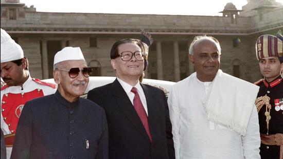 Visiting Chinese President Jiang Zemin (centre) poses with Indian President Shankar Dayal Sharma (left) and Prime Minister H.D. Deve Gowda in 1996. (AFP/file)