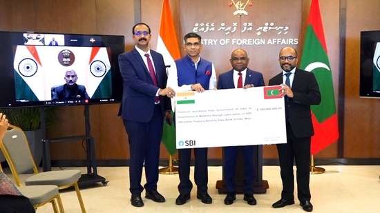 The High Commissioner of India Munu Mahawar is seen handing over a symbolic cheque to Abdulla Shahid. His Indian counterpart S. Jaishankar had joined via video conference.(@abdulla_shahid)