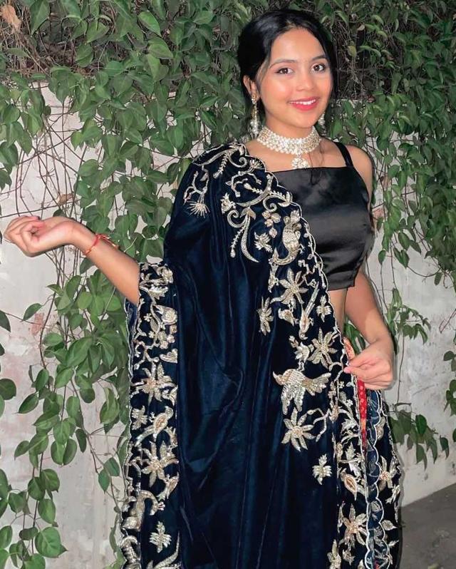 Muskkan Rawat styles a black velvet dupatta with her ethnic outfit Muskkan Rawat styles a black velvet dupatta with her ethnic outfit