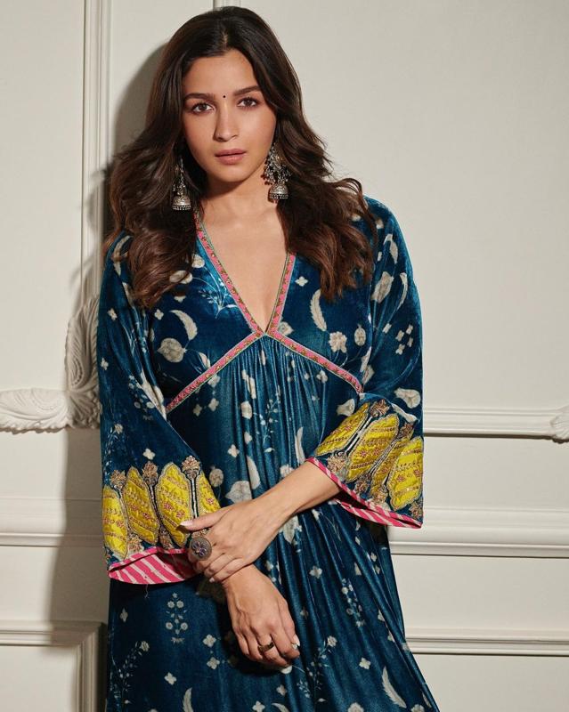 Alia Bhatt chose a breezy silk velvet kurta set (Photo: Instagram) Alia Bhatt chose a breezy silk velvet kurta set (Photo: Instagram)