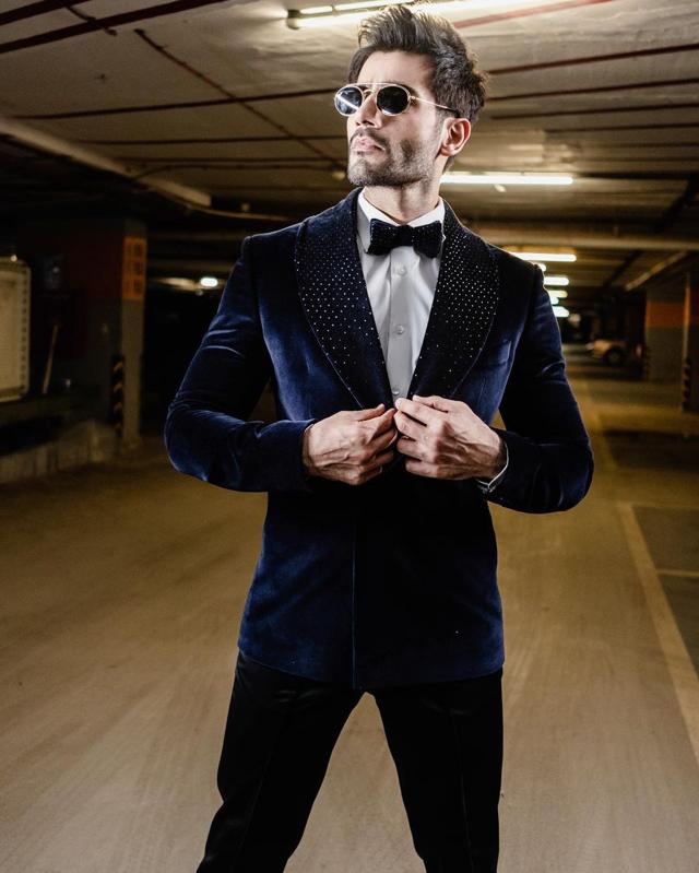 Karan Tacker in an embellished velvet blazer by Sarah & Sandeep (Photo: Instagram) Karan Tacker in an embellished velvet blazer by Sarah & Sandeep (Photo: Instagram)