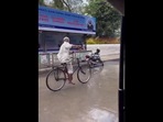 Elderly man happily performs stunts on cycle. (Twitter/@Gulzar_Sahab) Elderly man happily performs stunts on cycle. (Twitter/@Gulzar_Sahab)