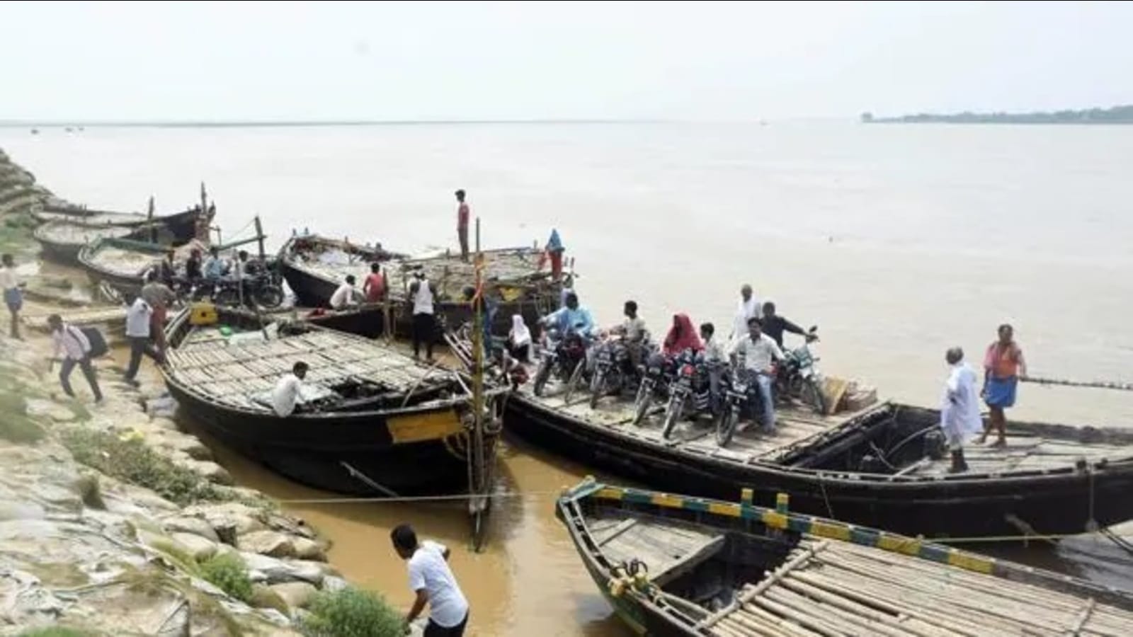 Alleging police harassment, Kashi boatsmen observe daylong strike ...