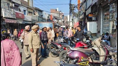 Ludhiana MC team and traffic police officials during the anti-encroachment drive in Ludhiana. (HT PHOTO)