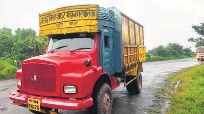 The accused – Baijnath Landge, also known as ‘kachre wala’ – retired as a driver for the civic body after serving for over 20 years. He used to roam in Vasai at night and robbed parked trucks. (HT PHOTO)