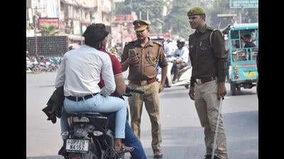 Cops during a vehicle checking drive in Prayagraj. (HT Photo)