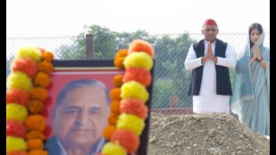 Samajwadi Party chief Akhilesh Yadav and his wife and party candidate Dimple Yadav at the samadhi sthal of Mulayam Singh Yadav,in Saifai. (HT FILE PHOTO) Samajwadi Party chief Akhilesh Yadav and his wife and party candidate Dimple Yadav at the samadhi sthal of Mulayam Singh Yadav,in Saifai. (HT FILE PHOTO)