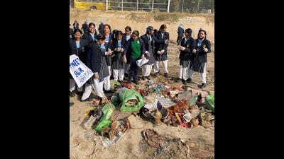 Guru Nanak Public School students cleaning the Sidhwan Canal near MC’s Zone-D office on Thursday. (HT Photo) Guru Nanak Public School students cleaning the Sidhwan Canal near MC’s Zone-D office on Thursday. (HT Photo)