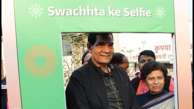 Uttar Pradesh urban development minister Arvind Kumar Sharma and Lucknow mayor Sanyukta Bhatia at a swachhta ke selfie point in the state capital on Thursday (HT PHOTO) Uttar Pradesh urban development minister Arvind Kumar Sharma and Lucknow mayor Sanyukta Bhatia at a swachhta ke selfie point in the state capital on Thursday (HT PHOTO)
