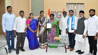 Y S Sharmila handing over a memorandum to Tamilisai Soundararajan. (Sourced) Y S Sharmila handing over a memorandum to Tamilisai Soundararajan. (Sourced)