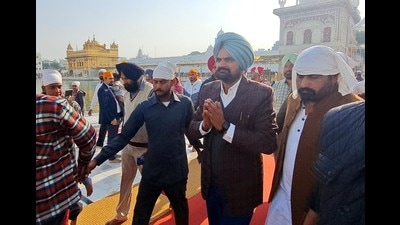 Balkaur Singh, father of slain Punjabi singer Sidhu Moose Wala, paying obeisance at Golden Temple in Amritsar on Thursday. (Sameer Sehgal/HT) Balkaur Singh, father of slain Punjabi singer Sidhu Moose Wala, paying obeisance at Golden Temple in Amritsar on Thursday. (Sameer Sehgal/HT)