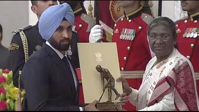 Former Indian hockey player Dharamvir Singh, who is a Punjab Police deputy superintendent of police (DSP), being conferred with the Dhyan Chand Lifetime Achievement Award by President Droupadi Murmu at Rashtrapati Bhavan in New Delhi on Wednesday. (HT Photo)