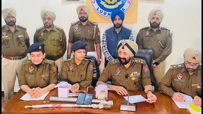 Police commissioner Mandeep Singh Sidhu (third from left) discussing the duo’s arrest. (HT Photo) Police commissioner Mandeep Singh Sidhu (third from left) discussing the duo’s arrest. (HT Photo)