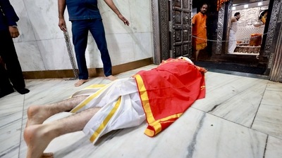Congress leader Rahul Gandhi offering prayers at Mahakaleshwar Temple in Ujjain on Tuesday. (ANI) Congress leader Rahul Gandhi offering prayers at Mahakaleshwar Temple in Ujjain on Tuesday. (ANI)