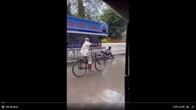 Elderly man happily performs stunts on cycle. (Twitter/@Gulzar_Sahab) Elderly man happily performs stunts on cycle. (Twitter/@Gulzar_Sahab)