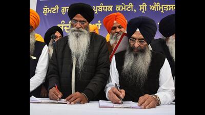 SGPC president Harjinder Singh Dhami (left) launching the signature campaign at the Golden Temple in Amritsar on Thursday. (Sameer Sehgal /Hindustan Times)