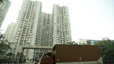 Homebuyers can enter the camp without needing a pass, unlike the Noida authority’s sector 6 office, where one needs to first obtain a pass to meet officials who will process the papers before executing the registry. (Sunil Ghosh/HT Photo)