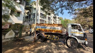 Water tanker in a housing society at Karvenagar. (Pratham Gokhale/HT Photo) Water tanker in a housing society at Karvenagar. (Pratham Gokhale/HT Photo)