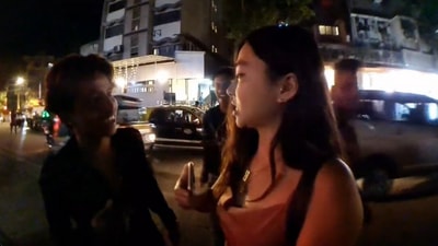 Screengrab of the video shows the man and the woman engaging in a conversation right before the man pulled her hands, offering her a lift. (Twitter/@Beaver_R6)