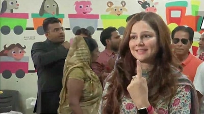 Gujarat Assembly election 2022: Mumtaz Patel, daughter of late senior Congress leader Ahmed Patel, casts her vote at a polling booth in Ankleshwar, Bharuch. (ANI) Gujarat Assembly election 2022: Mumtaz Patel, daughter of late senior Congress leader Ahmed Patel, casts her vote at a polling booth in Ankleshwar, Bharuch. (ANI)