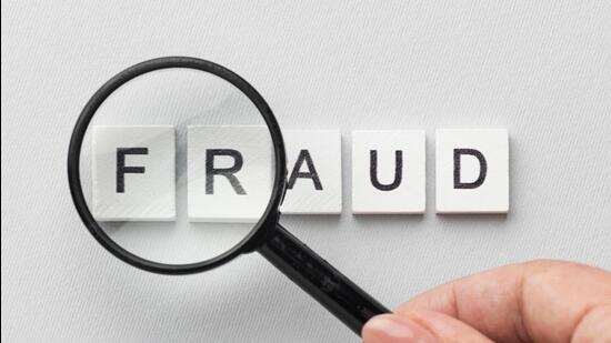 Three members of a family booked for duping over a dozen of ₹35L