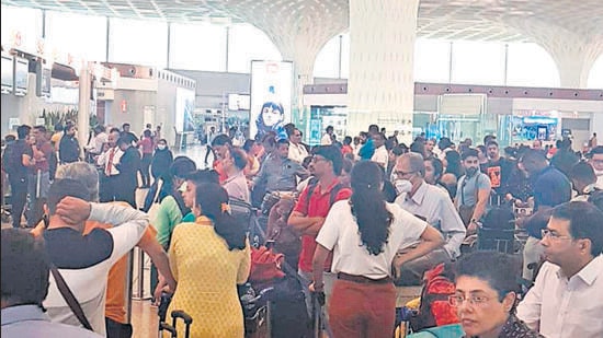 The crowd at Mumbai airport after a server crash affected services for more than an hour on Thursday. (HT photo)