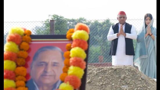 Samajwadi Party chief Akhilesh Yadav and his wife and party candidate Dimple Yadav at the samadhi sthal of Mulayam Singh Yadav,in Saifai. (HT FILE PHOTO)