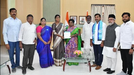 Y S Sharmila handing over a memorandum to Tamilisai Soundararajan. (Sourced)