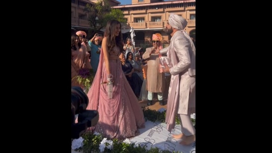 Groom surprises bride with a performance.(Instagram/@makeupbykomalhire) Groom surprises bride with a performance.(Instagram/@makeupbykomalhire)
