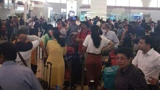 Long queues at all counters at Mumbai's T2 airport. (Sourced by HT)